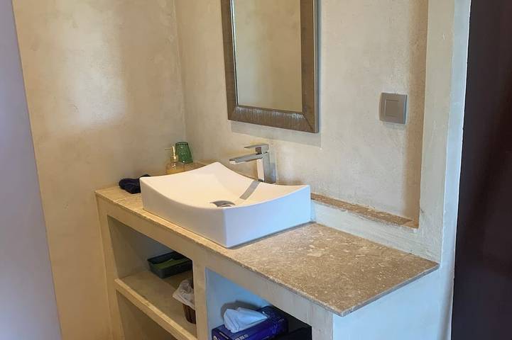 Bed and breakfast in Provence in a quiet park near Avignon and the Luberon. in Le Thor, Vaucluse