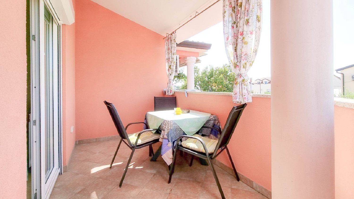 Geheel appartement, Vakantieappartement voor 3 personen met tuin in Novigrad, Mareda
