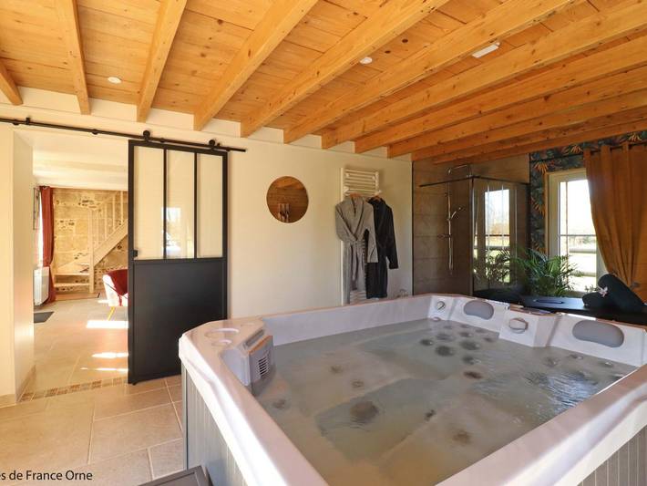 Gîte pour 2 personnes, avec Jacuzzi ainsi que Terrasse et Jardin