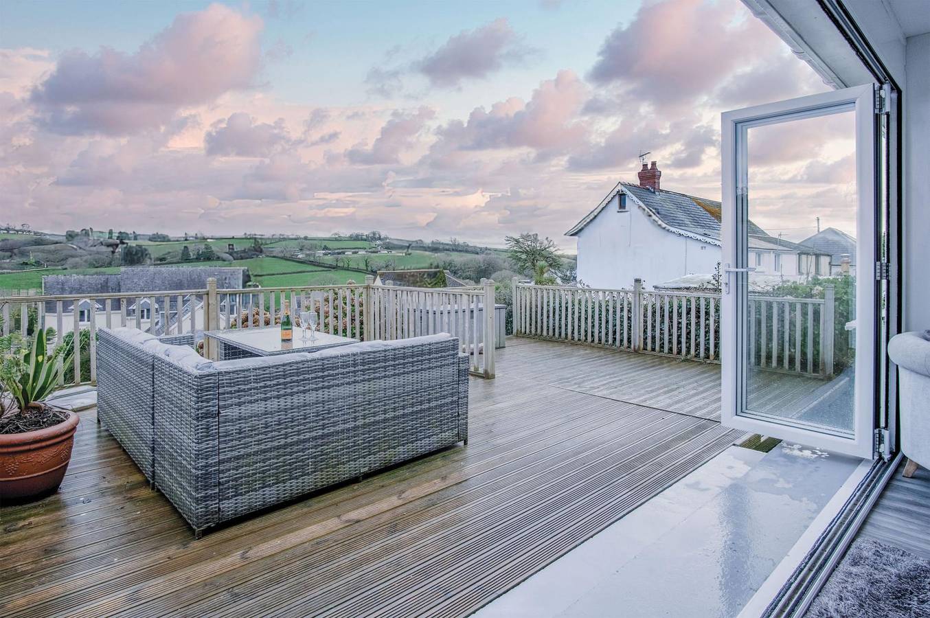 Entire apartment, Pencw Garden View - 3 Bed Apartment - Saundersfoot in Saundersfoot, Pembrokeshire