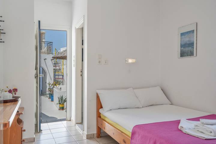 Zimmer 9 im Pagali Hotel mit Queensize-Bett in Amorgos