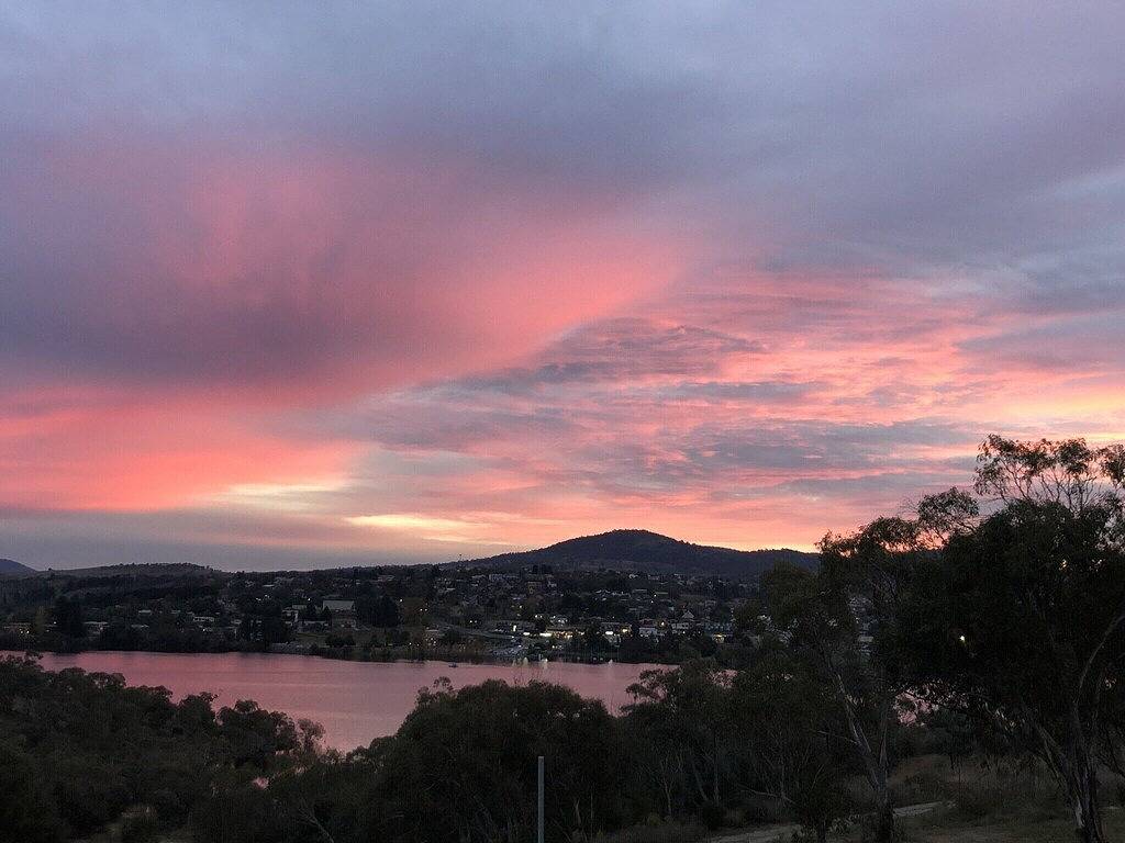 3bed 3bath house with lake views. 10mins from Jindabyne. 30 mins to ski tube in East Jindabyne, New South Wales