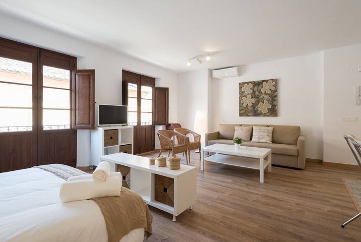 Entire studio, Studio for 4 people with balcony in Malaga Centro Historico, Malaga