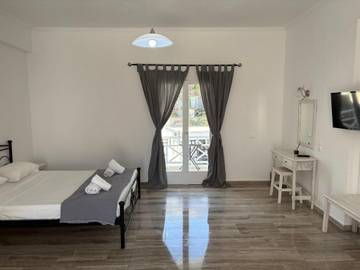 Vacation Rental for 2 Guests in Kamari, Santorini, Picture 1