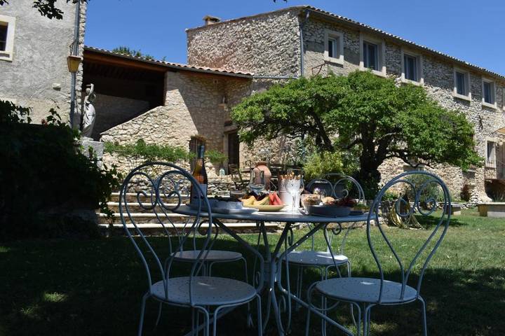Maison d’hôte pour 2 personnes, avec Terrasse et Jardin ainsi que Piscine et Vue à Sault