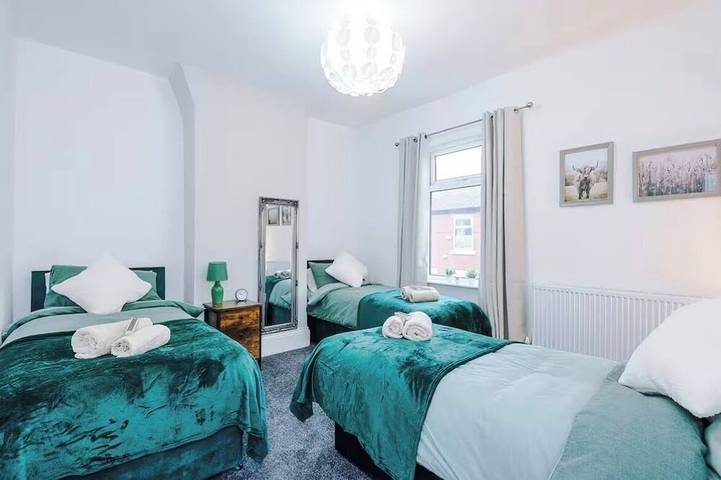 Modern 2 -Bed House Near Manchester City Centre - Sleeps 6 in Grand Manchester