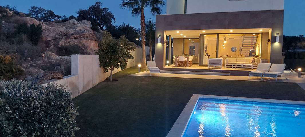 Chalet para 8 personas, con Terraza además de Jardín y Piscina en Costa del Sol Occidental