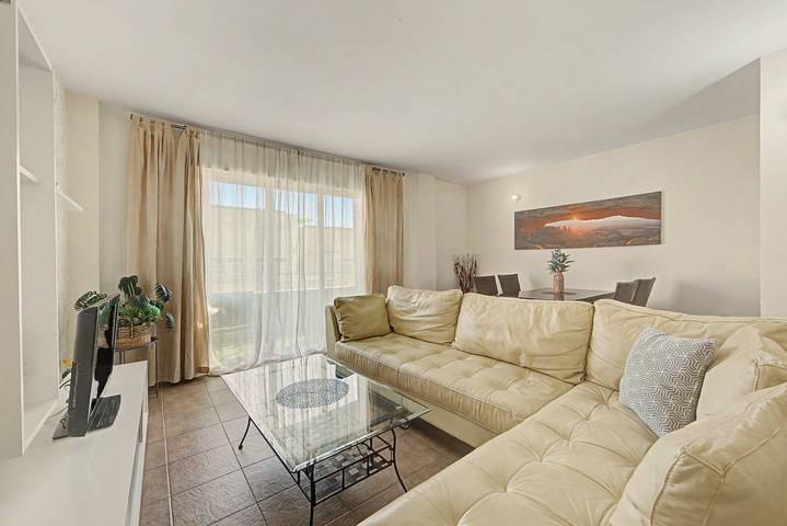 Ganze Wohnung, Apartment „Ático Vacacional“ mit Gemeinschaftspool, Balkon und Klimaanlage in Retamar, Almería