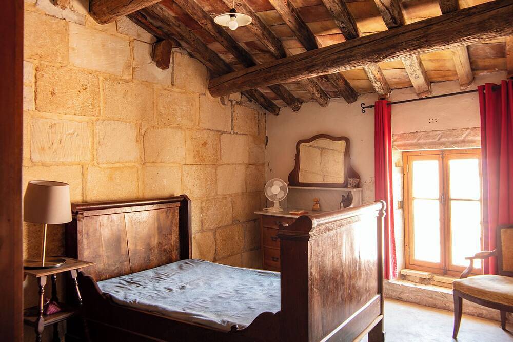 Village house in its original state (under the bell tower) in Meynes, Nimes und Umgebung