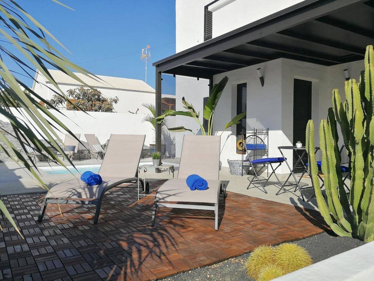 Triple Room with Private Bathroom in Playa Honda, San Bartolomé