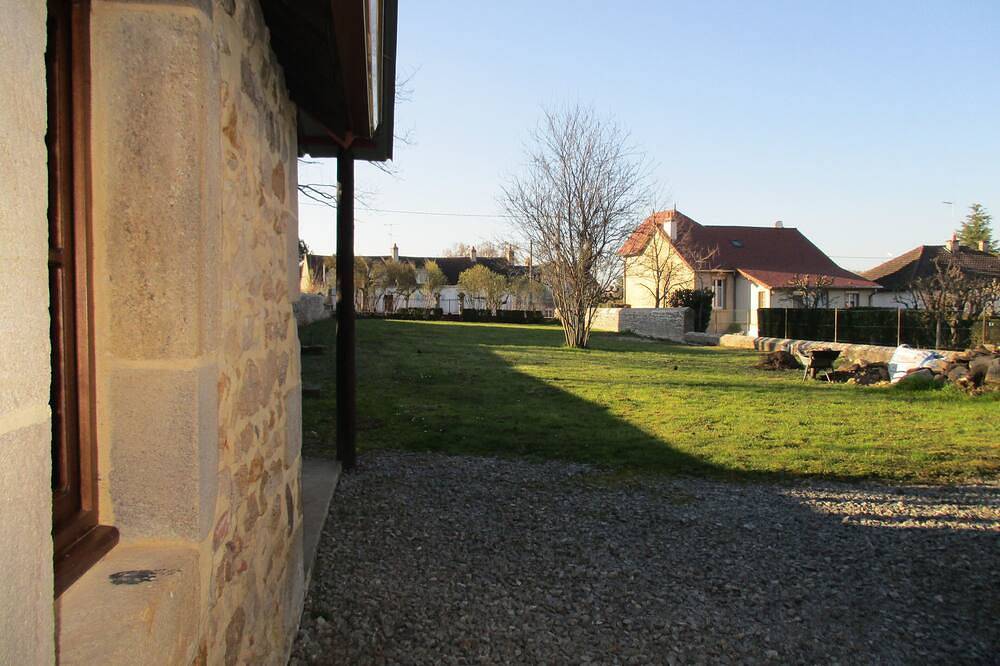 Appartement entier, Chez Bari, grand studio récent in Bourbon-l'Archambault, Allier