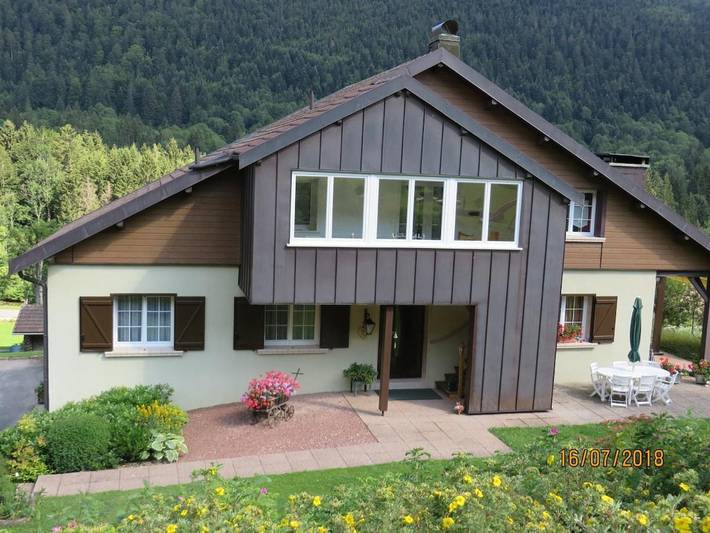Gîte pour 5 personnes, avec Balcon et Terrasse ainsi que Jardin et Vue à Jougne