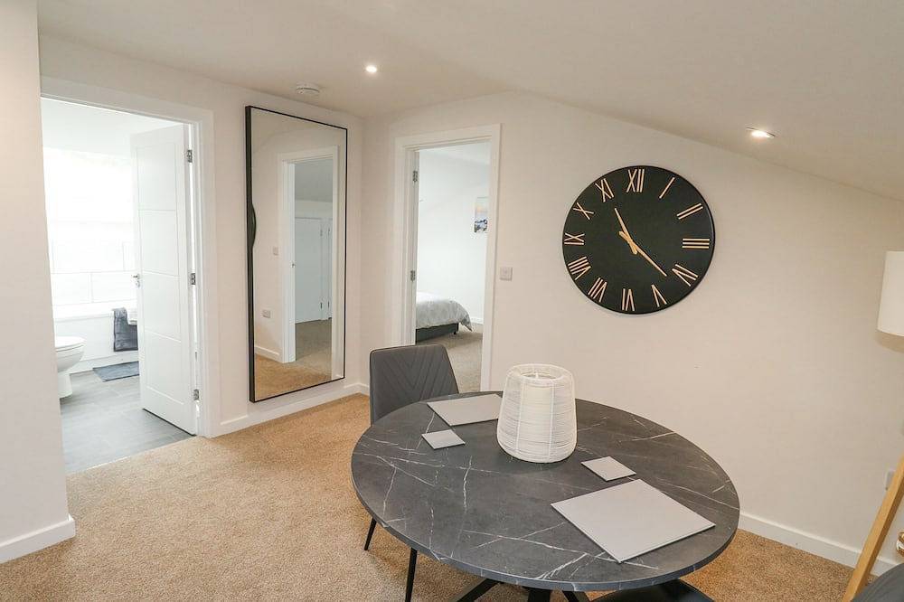 Springwell Lodge, pet friendly, country holiday cottage in Exeter in Exeter, Devon