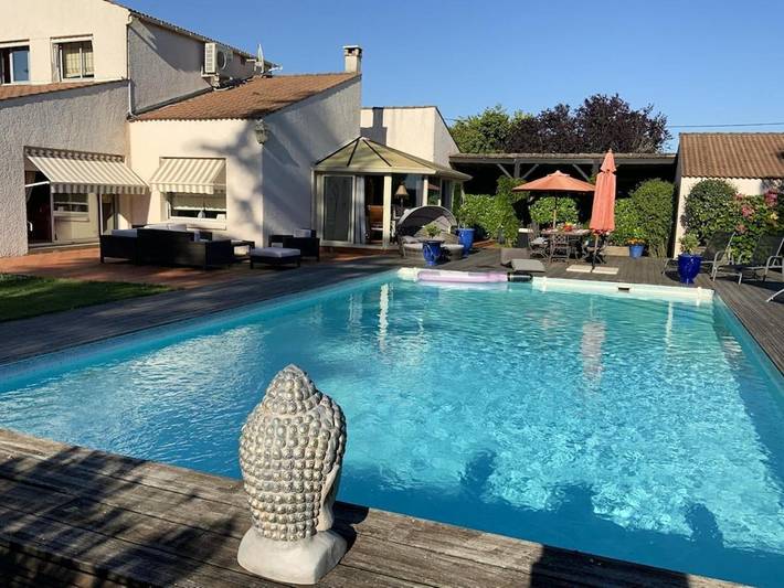 Location de vacances pour 8 personnes, avec jardin ainsi que piscine et terrasse à Nalliers - 2