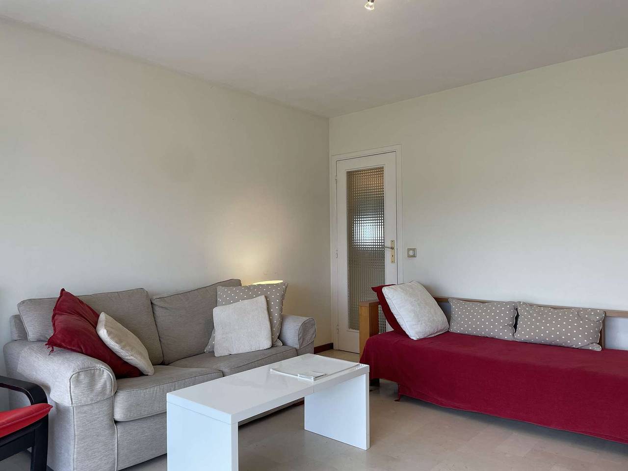 Entire apartment, Seaside Apartment with Private Parking, Balcony, and Easy Beach Access in Antibes, Cannes region