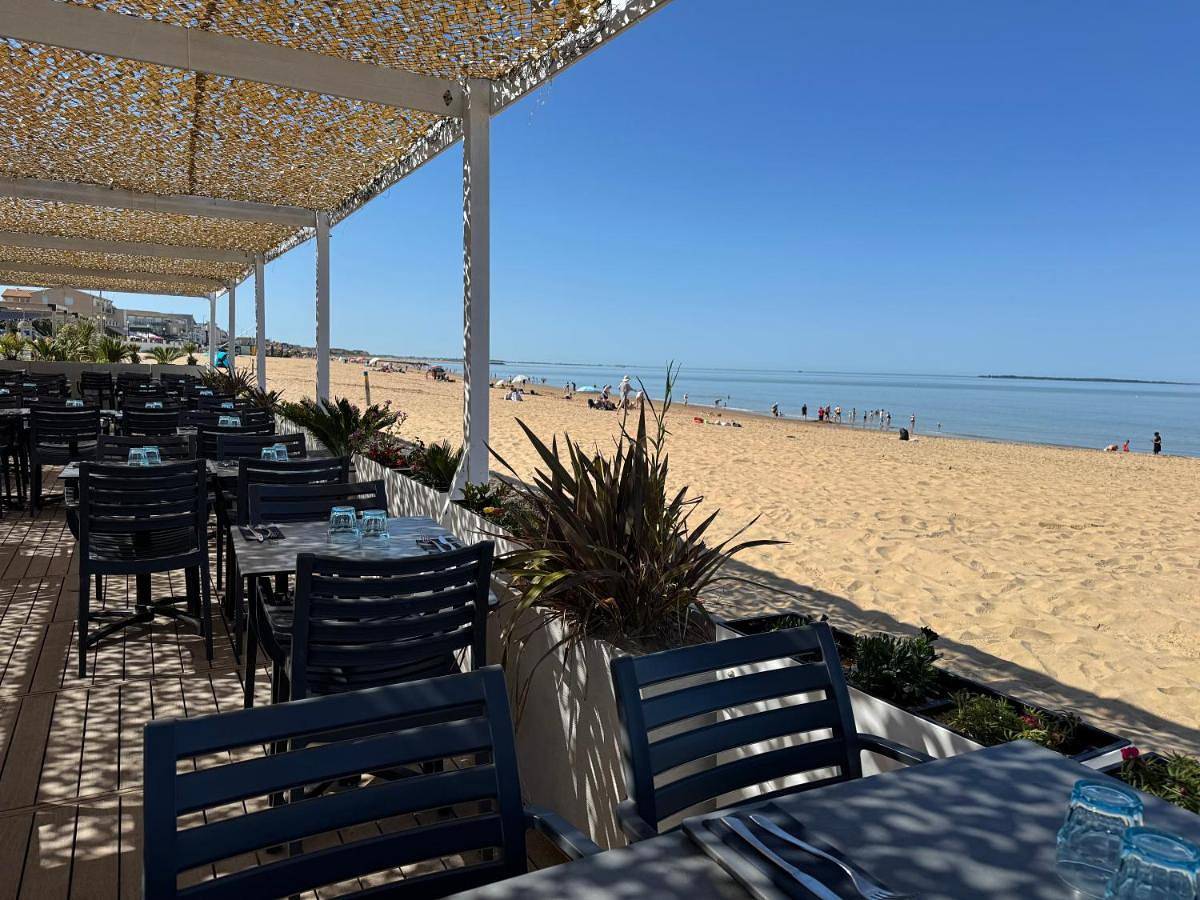 Acadie Saint Victor - Hôtel restaurant -Face mer- Châtelaillon plage in Châtelaillon-Plage, Région de La Rochelle