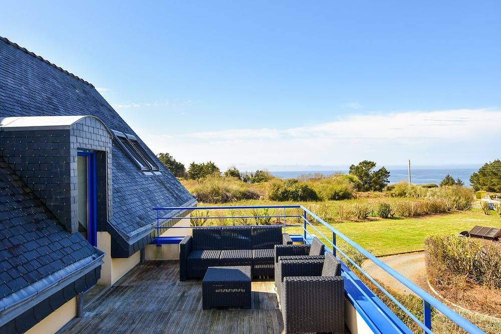 Seaside Villa with Pool in Moëlan in Moëlan-sur-Mer, Côte de Cornouaille