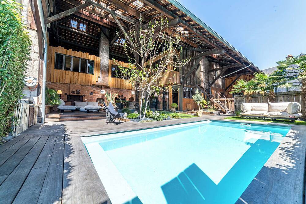 Loft urbain d'exception avec piscine : l'adresse idéale pour vacances rêvées. in Brive-la-Gaillarde, Région de Brive-la-Gaillarde