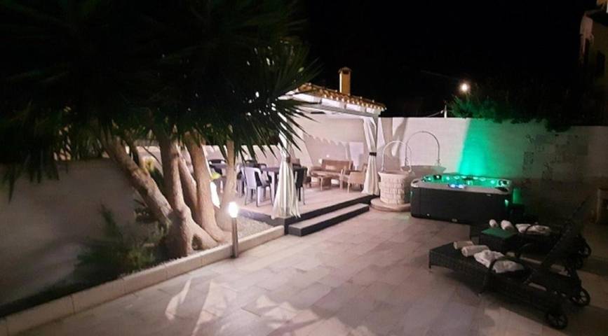 Casa Vacanze 'Villa Anny Fronte Mare' con Wi-Fi e Aria Condizionata in Falaride, Avola