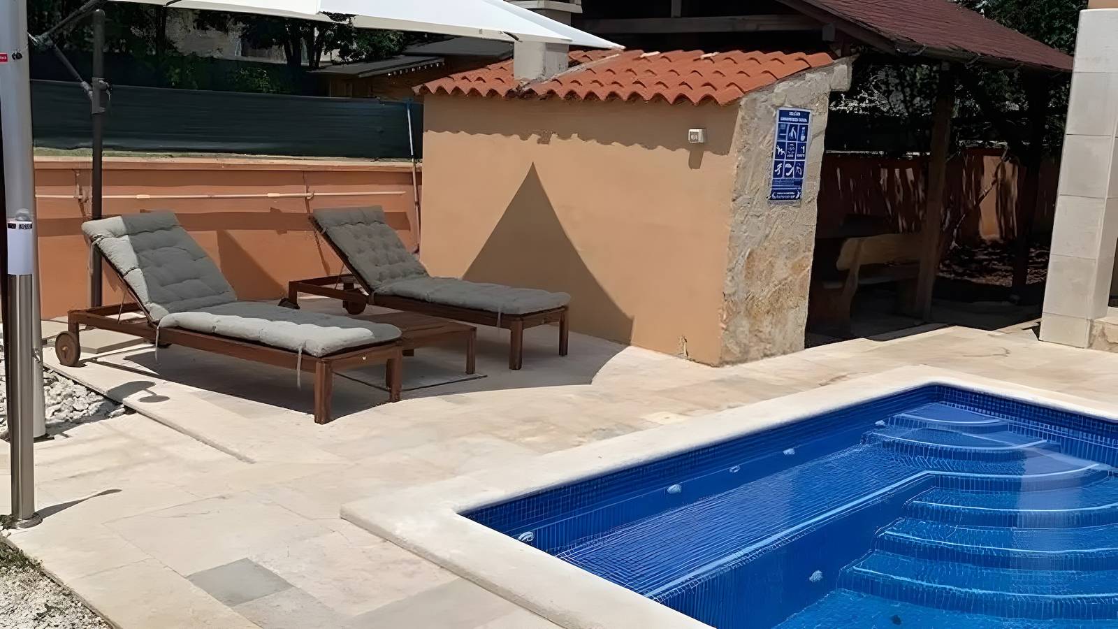 Vakantiehuis 'Dorina' met privézwembad, wifi en airconditioning in Marčana (Istria), Marčana