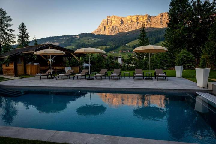 Apartament wakacyjny dla 2 osób, z basen i ogród oraz jacuzzi i sauna w Alta Badia