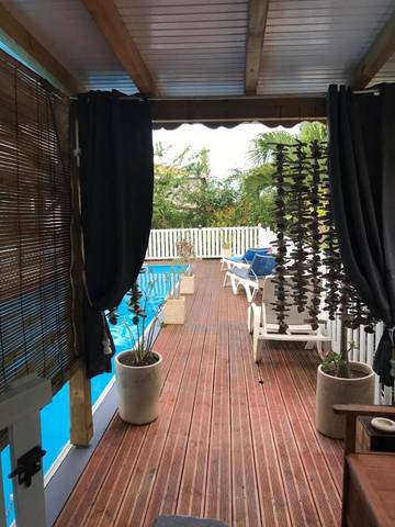 Gîte pour 2 personnes, avec piscine ainsi que jardin et vue à Grand-Bourg