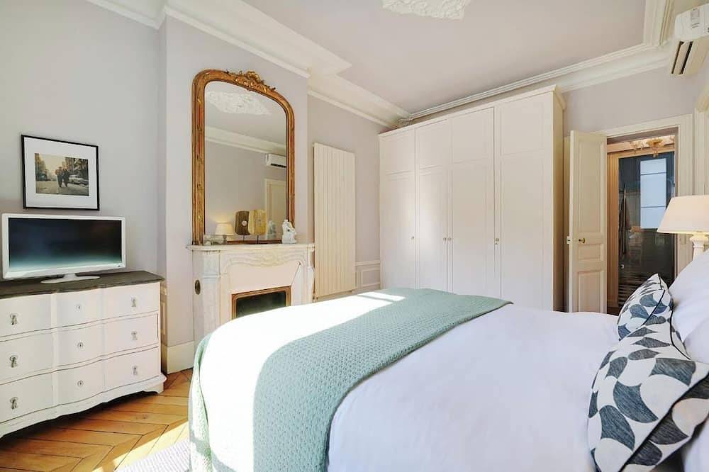 Entire apartment, Nestled In The Historic Latin Quarter,Just Steps From The Seine River&Notre-Dame in Paris, Ile de France