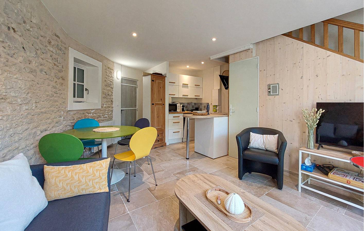 Cozy Apartment with Garden & Wi-Fi, 1km from Plage de la Loge in Les Portes-en-Ré, Ile de Re