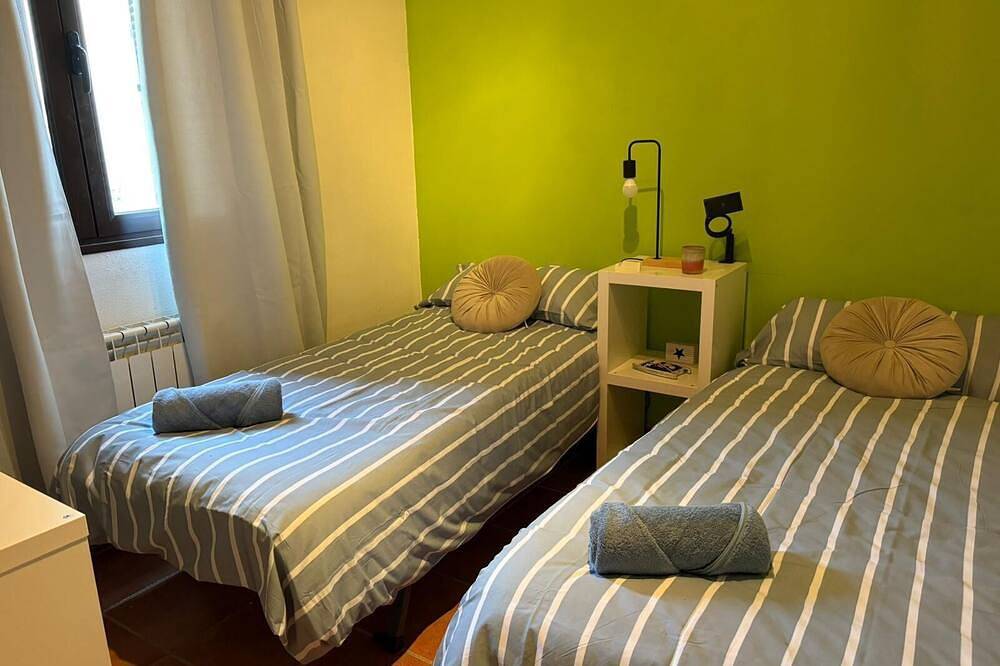 Disconnect between mountains, with gym, music room and cinema (pets allowed). in Bustarviejo, Madrid Province