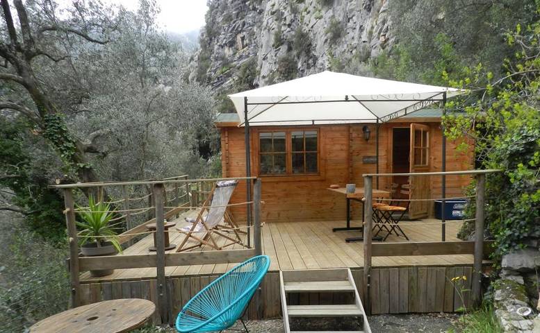 Chalet pour 2 personnes, avec Terrasse et Jardin ainsi que Piscine et Vue