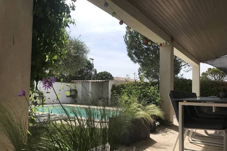 Villa pour 5 personnes, avec terrasse ainsi que jardin et piscine