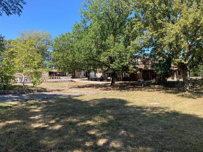 Cottage pour 2 personnes, avec jardin ainsi que piscine et terrasse à Montdoumerc