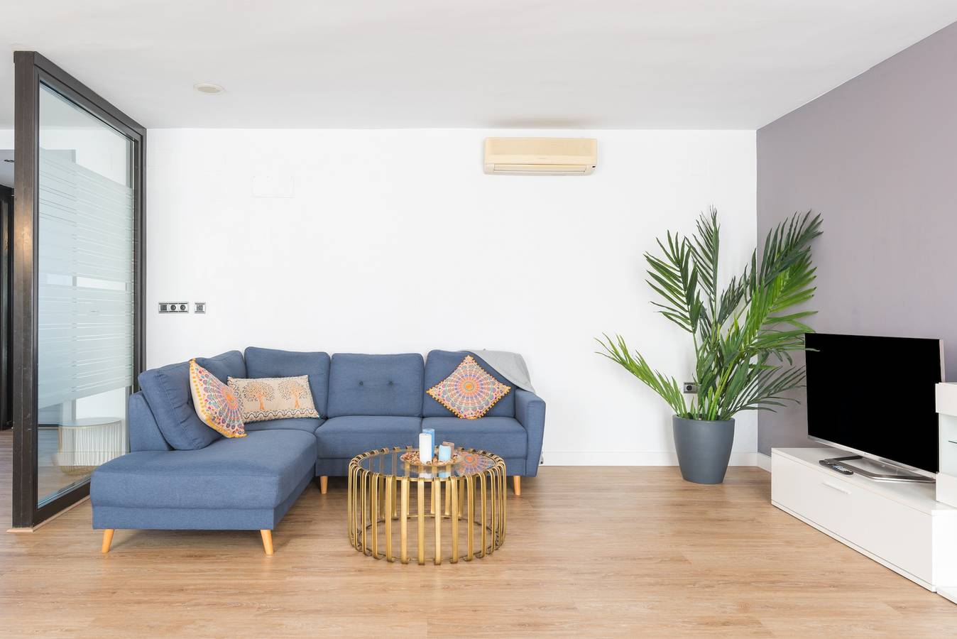 Entire apartment, 'Modern Apartment Calle Larios' with Balcony & Wi-Fi in Malaga Centro Historico, Malaga