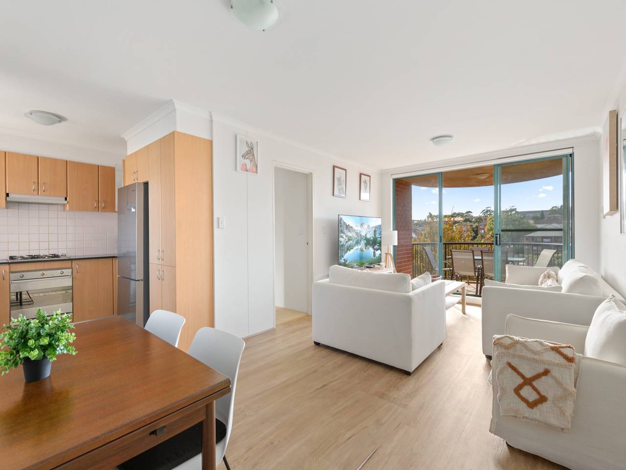 Entire apartment, Spacious 3-Bed with Alfresco Dining by Amenities in Sydney, New South Wales