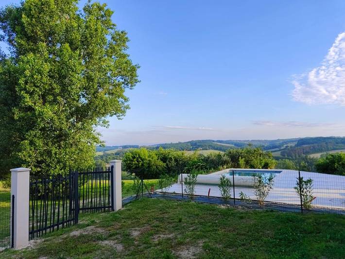 Location de vacances pour 9 personnes, avec vue ainsi que piscine et jardin à La Salvetat-Belmontet - 2