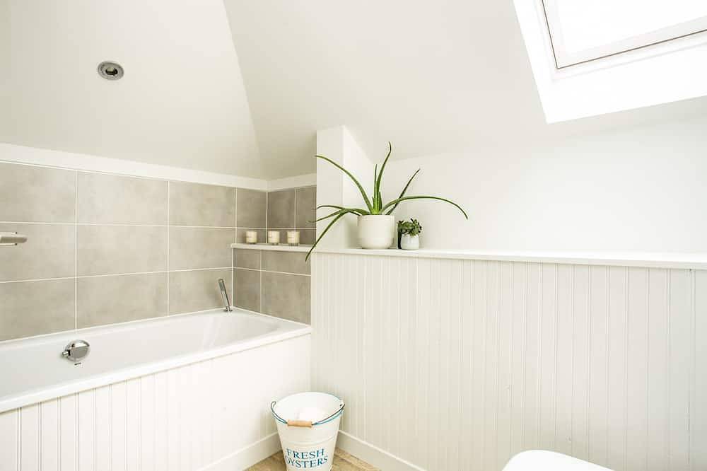 Ganze Wohnung, Stylish first-floor apartment with private patio, just moments from the High Street. Sleeps 2 in North Berwick, Edinburgh und Lothian