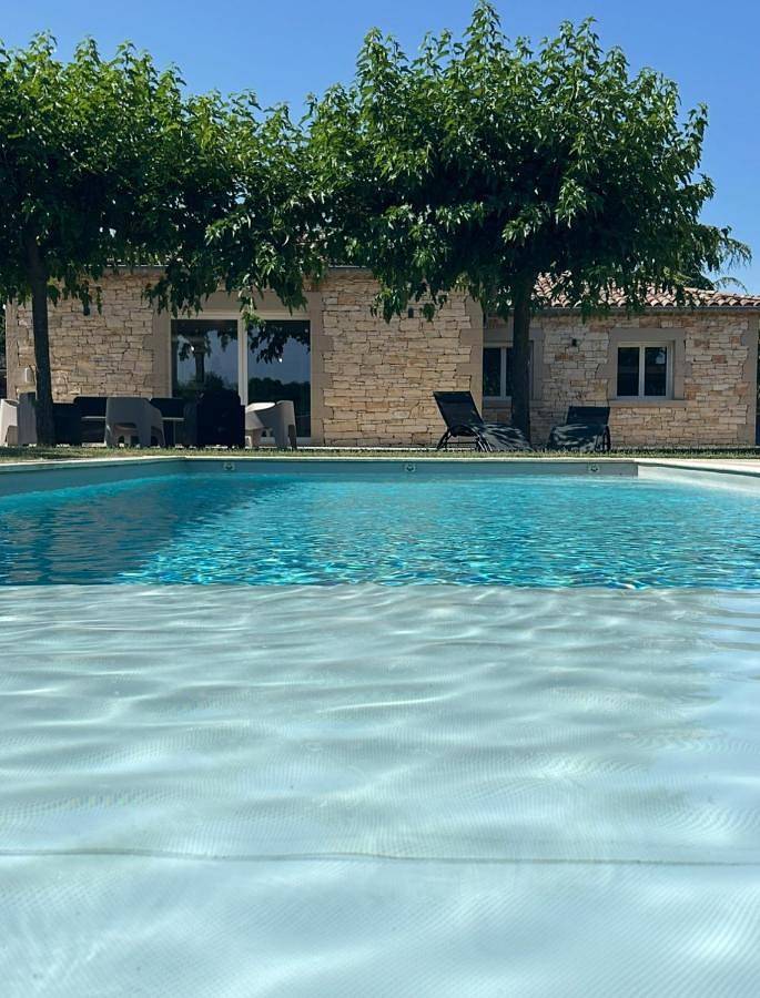 Location de vacances pour 10 personnes, avec vue ainsi que jardin et piscine à Saint-Privat-de-Champclos