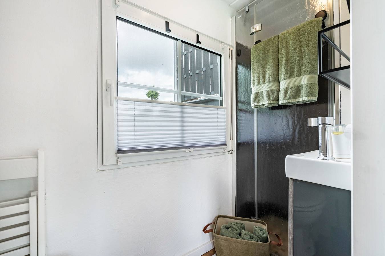 Tiny Home 'Amselnest' met uitzicht op het meer, privéterras en wifi, foto 13