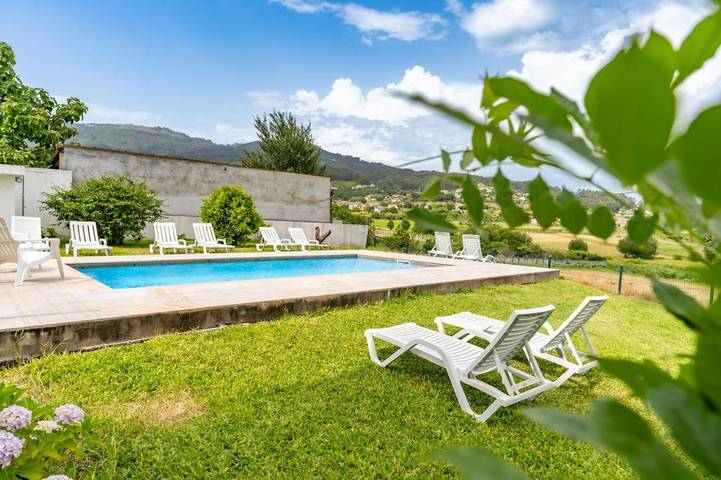 Location de vacances pour 7 personnes, avec vue ainsi que jardin et piscine dans Refóios do Lima