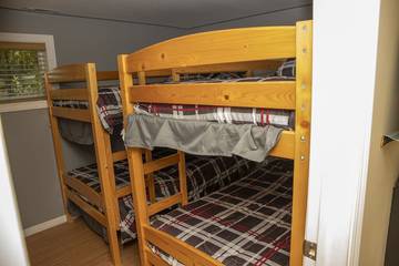 Log Cabin for 14 People in Ontario, Canada, Photo 1