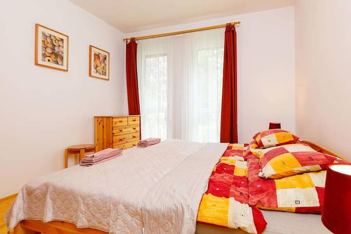 Schönes alleinstehendes Ferienhaus für 10 Leute mit Klimaanlage,  W-Lan, Tv und Terrasse in Balatonőszöd, Plattensee Südufer