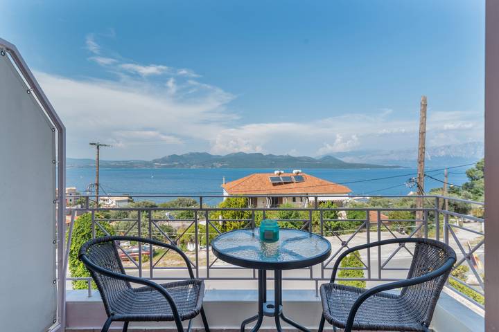 Vacation rental for 2 people, with yard and balcony in Lefkada