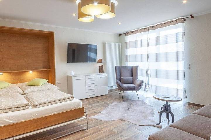 Ganze Wohnung, Heuboden mit Balkon u.Maarblick für 1-2 Pers. - Hof Krebs, Ferienwohnungen in Schalkenmehren, Vulkaneifel