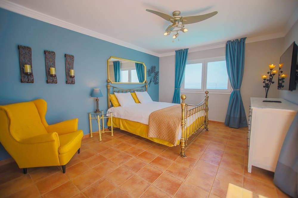 Luxury Villa with Private 25m Heated Pool & Jacuzzi in Conil, Tías