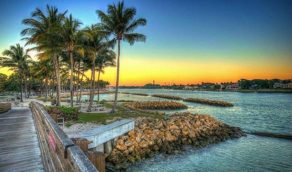 Ganze Wohnung, Praktisch am Strand, gehen Sie einfach über den Carlin Park zum Sand !! ❤️💛💚 in Jupiter, Palm Beach County