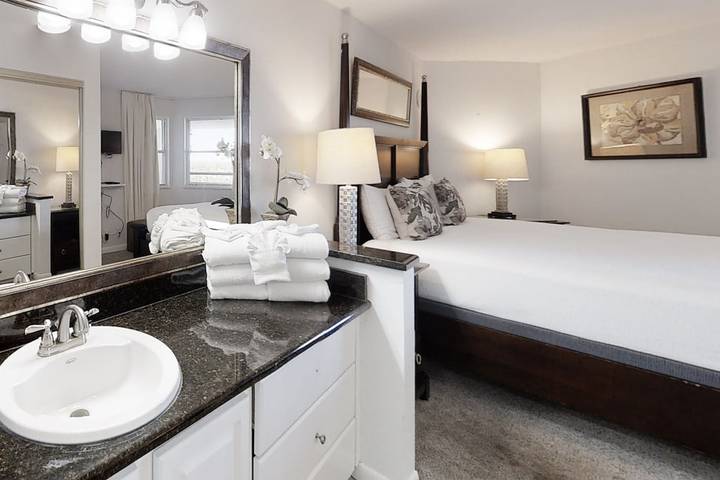 Vacation rental for 4 people, with balcony and hot tub as well as pool in Perdido Key