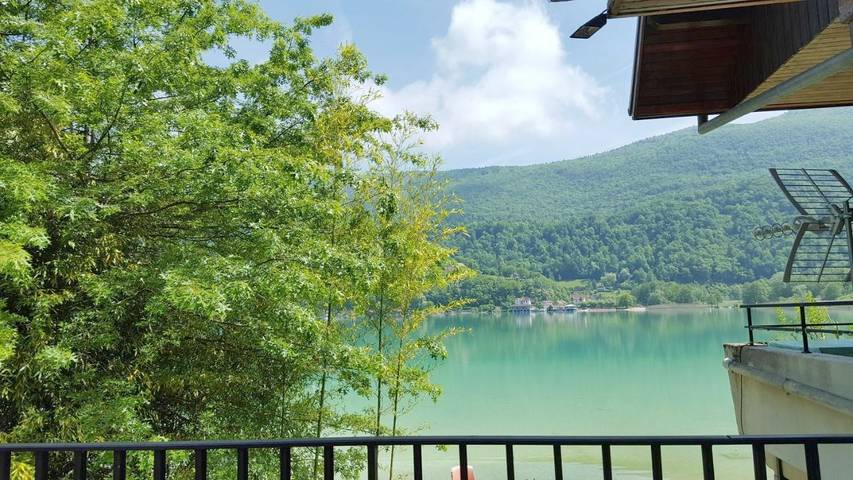 Hôtel pour 3 personnes, avec Terrasse ainsi que Jardin et Vue sur le lac