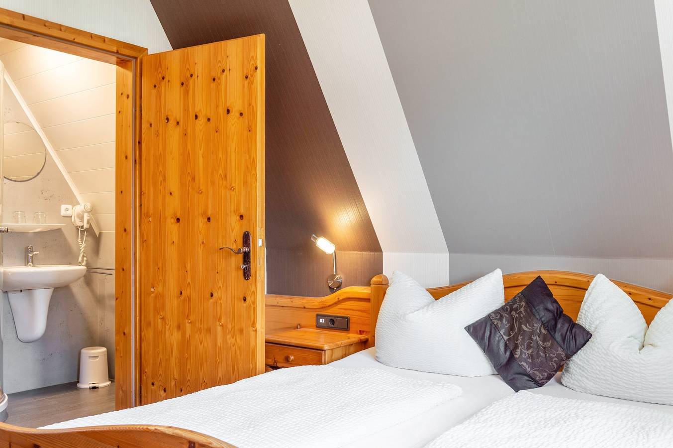 Zimmer 'Gästehaus Lutz - Zimmer 4' mit gemeinsamer Terrasse, gemeinsamem Garten und Wi-Fi in Iphofen, Fränkisches Weinland