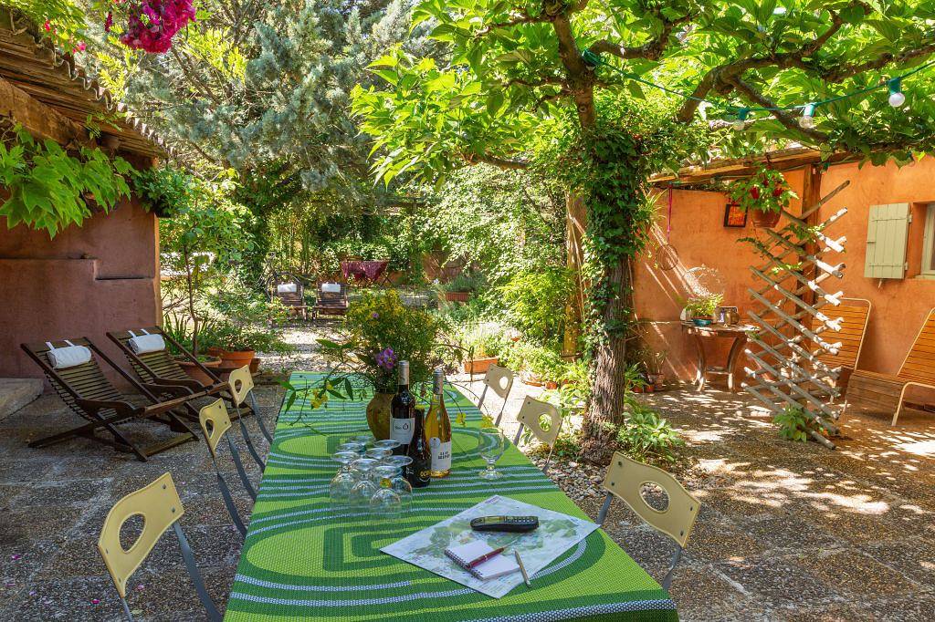 Autour du Patio - Gîtes La Poterie de Pierroux in Roussillon, Parc naturel régional du Luberon