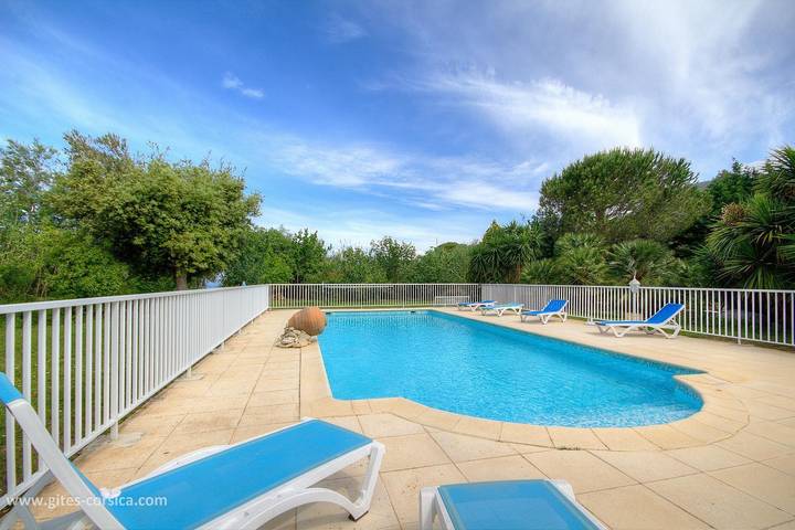 Gîte pour 2 personnes, avec terrasse et piscine - 1